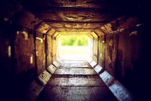 Blick aus einem Tunnel - Veranschaulichung Fokus von L-Tyrosin