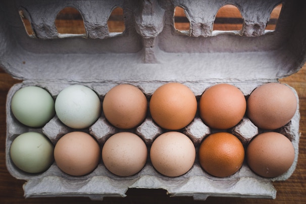 Eierkarton mit weißen und braunen Eiern