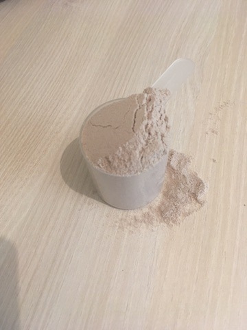 ESN Designer Whey Protein Pulver im Dosierungslöffel