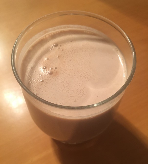 Wasser mit Proteinpulver und Milch
