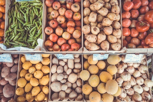 Kohlenhydratreiche Obst- und Gemüsesorten auf einem Markt